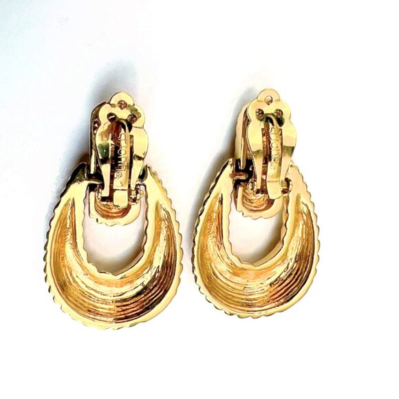 St. John doorknocker textured gold tone runway CLIP earrings - Picture 4 of 6